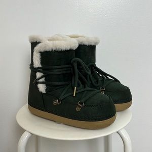 Shearling snow boots